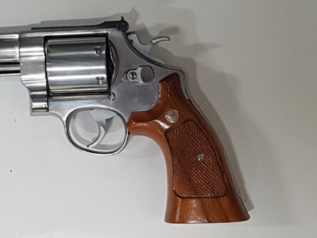 Vendo SMITH WESSON del calibre 44 MAG de 6 pulgadas y de acero inoxidable en perfectisimo estado por 950€ 00