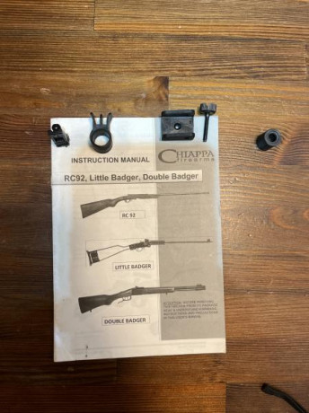 Carabina del calibre 22LR marca CHIAPPA Modelo LITTLE BADGER LUXE.
Es plegable, monotiro, tiene extractora, 60