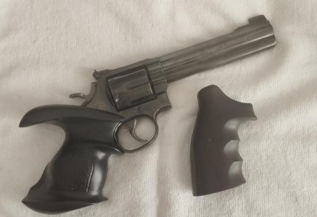 Vendo revolver para precisión cal. 357. Target Champion de S&W. Cacha original + anatómica. Precio 02