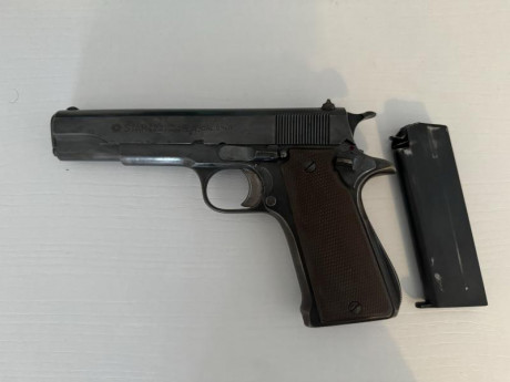 Vendo pistola 9mm con poco uso pistola de uso reglamentario la vendo por no usar para más información 01