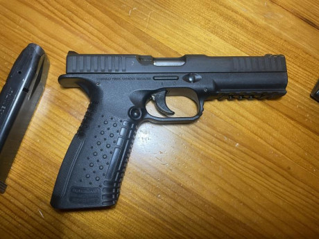 Cambio Arsenal strik One del 9mm con 6 cargadores y funda, en muy buen estado, pot Tanfoglio o shadow 02