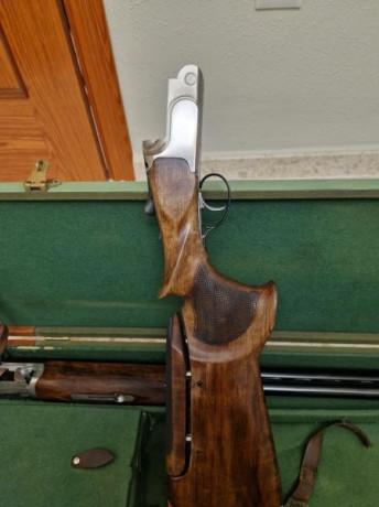 Un amigo vende su escopeta de tiro al plato 
Una  Kemen T4 con 75cm de cañón  con culata regulable con
Polichok 00