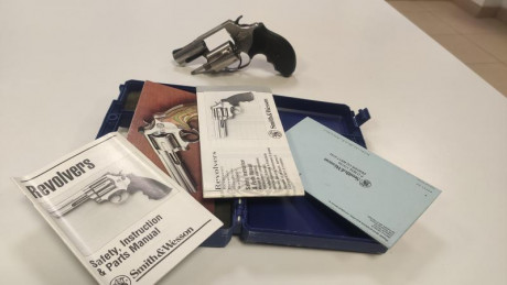 Un amigo vende un revólver Smith Wesson, modelo 60-9, con su maletín, calibre 357 Magnum, 2'5 pulgadas 31