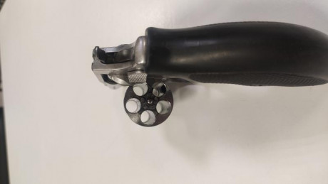 Un amigo vende un revólver Smith Wesson, modelo 60-9, con su maletín, calibre 357 Magnum, 2'5 pulgadas 30