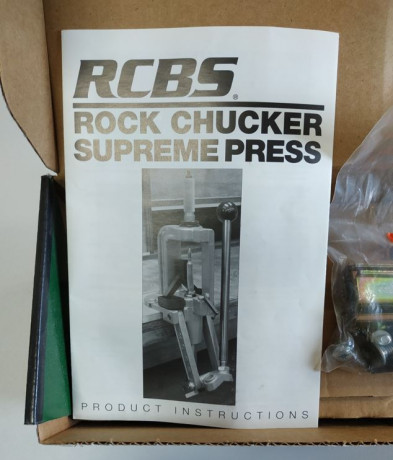 Se vende  prensa de recarga monoestación RCBS Rock Chucker Supreme .
Se entrega con su caja de embalaje 00