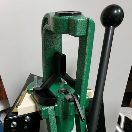 Se vende  prensa de recarga monoestación RCBS Rock Chucker Supreme .
Se entrega con su caja de embalaje 21
