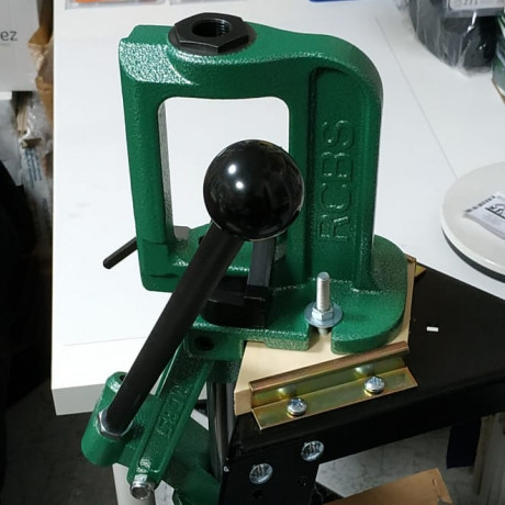 Se vende  prensa de recarga monoestación RCBS Rock Chucker Supreme .
Se entrega con su caja de embalaje 20