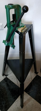 Se vende  banco para prensas de recarga  ( Lee Precision Load Stand ).
Aunque el banco es de la marca 02