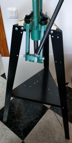 Se vende  banco para prensas de recarga  ( Lee Precision Load Stand ).
Aunque el banco es de la marca 01