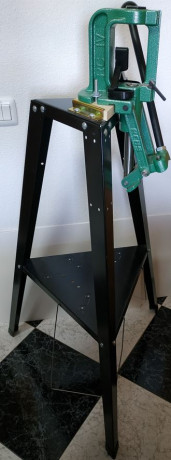 Se vende  banco para prensas de recarga  ( Lee Precision Load Stand ).
Aunque el banco es de la marca 11