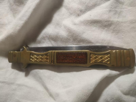 Estilete antiguo hoja de 9'5cm
Incrustaciones de madera en metal 
Buen estado 

Transporte incluido en 01