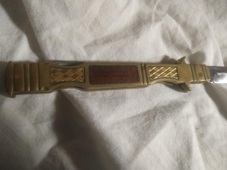 Estilete antiguo hoja de 9'5cm
Incrustaciones de madera en metal 
Buen estado 

Transporte incluido en 00