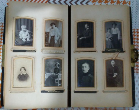  EN RECUERDO Y HOMENAJE A LOS QUE YA NO ESTÁN. 

Si pones en  GOOGLE    PASAPORTES EN LA MEMORIA   da 112