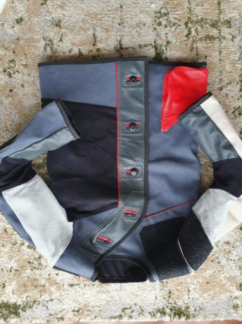 Chaqueta VENDIDA.
Solo queda el guante.

1.-Guante de tito Kurt Thune Solid Grip
55€

Quien quiera más 10