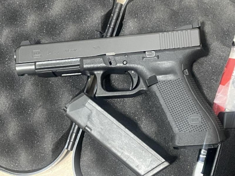 Vendo: pistola Glock 34 generación 4. Guiada en F y ubicada en Madrid. 
Dos cargadores y caja original.
Precio: 90