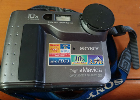 Buenas tardes. Vendo ésta maravilla de Cámara digital SONY. Graba en floppies de 3 1/2.... y la batería 02