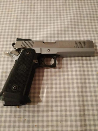 Se vende pistola SPS Plus.Calibre: 9x19 con tres cargadores.Precio: 1000 euros portes a parte.Interesados 00