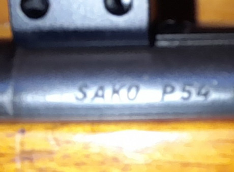 Vendo carabina Sako P54, calibre 22lr, en buen estado general, con marcas de uso, tiene reparada la tabla 30