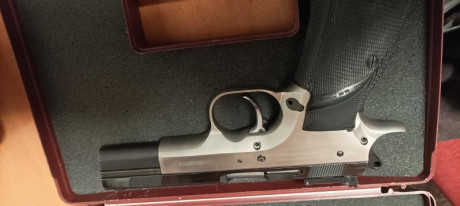 Se vende pistola de 9mm con un cargador  y si caja de transporte  precio 500€+ envío por cuenta del comprador 02
