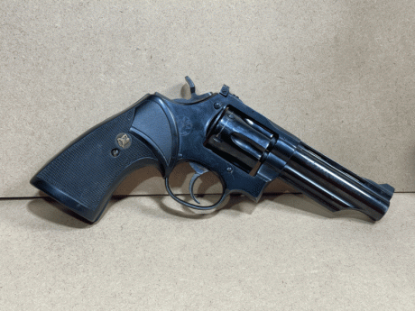 pongo en venta este revolver del 38 llama con cachas de goma y las originales de madera 
esta en zaragoza 01