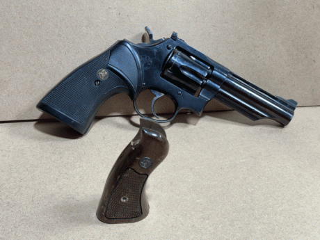 pongo en venta este revolver del 38 llama con cachas de goma y las originales de madera 
esta en zaragoza 11