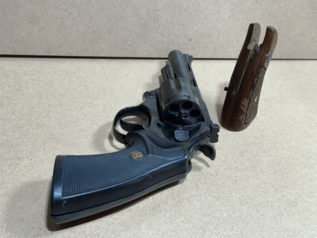 pongo en venta este revolver del 38 llama con cachas de goma y las originales de madera 
esta en zaragoza 10