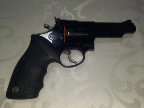 Se vende:
- REVOLVER TAURUS RT82S
- calibre .38 SPL
- cañón 4 pulgadas
- tambor de 6 disparos
- banderola 01