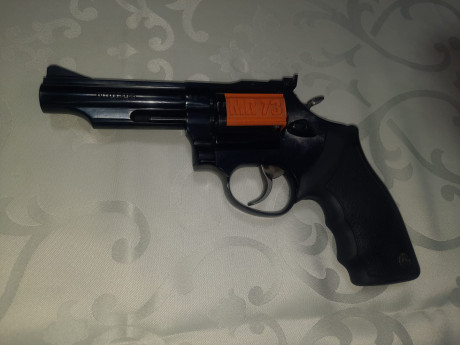 Se vende:
- REVOLVER TAURUS RT82S
- calibre .38 SPL
- cañón 4 pulgadas
- tambor de 6 disparos
- banderola 00