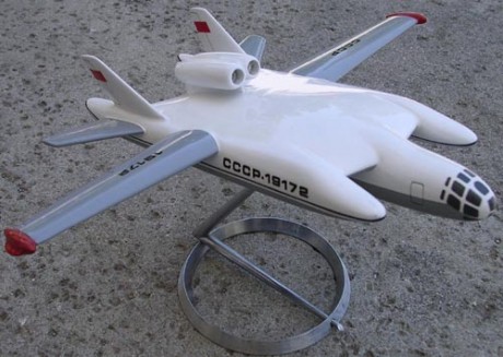 parece sacado de la guerra de las galaxias! :shock: 
 http://www.englishrussia.com/index.php/2010/09/07/a-weird-soviet-plane-vva-14-part-ii/ 110