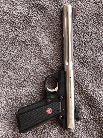 Vendo pistola cal. 22 marca Ruger  modelo 22/45 modelo Target, con caja original y dos cargadores, se 02