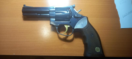 Pongo a la venta este revolver de la marca francesa de sobras conocido por todos. Este revolver es un 02