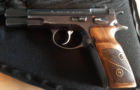 Hola amigos! ya que se muestran tantas armas buenas creo que a los propietarios de una cz 75 se nos tendría 170