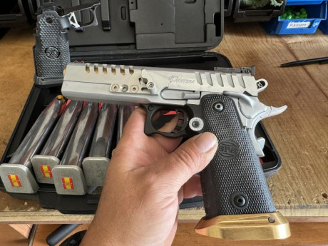 Vendo SPS PANTERA BCN 40 S&W, empuñadura original de plástico, 7 cargadores, de los cuales 2 son nuevos. 02