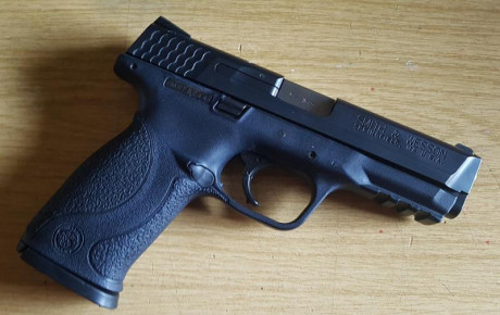   Hola, vendo por falta de uso, esta potente y fiable S&W MP40. Calibre .40SW, 2 cargadores de 15 12