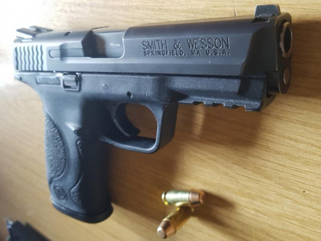   Hola, vendo por falta de uso, esta potente y fiable S&W MP40. Calibre .40SW, 2 cargadores de 15 22