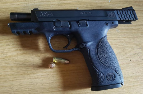   Hola, vendo por falta de uso, esta potente y fiable S&W MP40. Calibre .40SW, 2 cargadores de 15 21