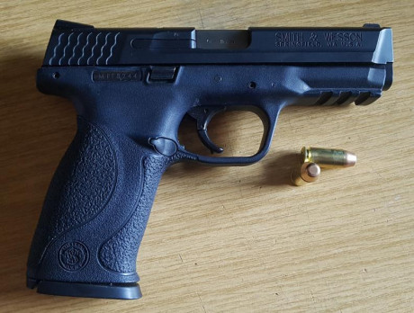   Hola, vendo por falta de uso, esta potente y fiable S&W MP40. Calibre .40SW, 2 cargadores de 15 20