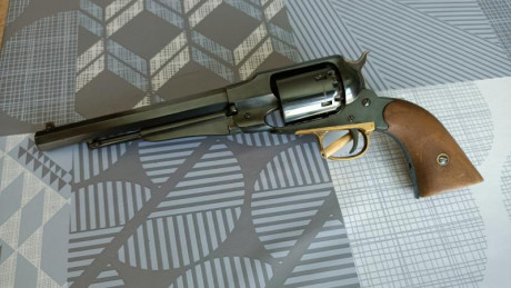 Hola compañeros.

Pongo a la venta un revolver de avancarga (pólvora negra) UBERTI de es una réplica del 00