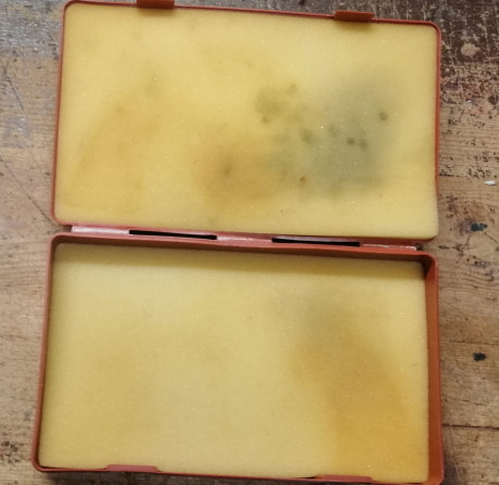 Caja de plástico para pistola/revólver LLAMA con interior. Usada pero en buen estado. Precio 20 euros 01