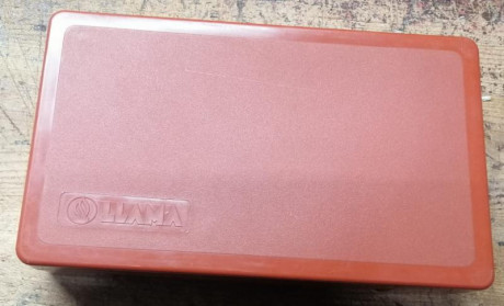 Caja de plástico para pistola/revólver LLAMA con interior. Usada pero en buen estado. Precio 20 euros 00