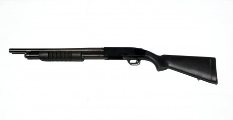 Un amigo me ha pedido poner su escopeta Mossberg calibre 
12/70  modelo 500 de cañón corto 47 cm y cilíndrico. 01