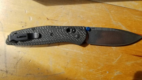 A la venta esta benchmade con cachas en fibra de carbono Customizada por mi. Solo las cachas cuestan 100 01