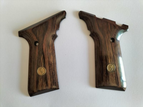 Vendo 2 tipos de cachas para BROWNING BUCKMARK :
-Cachas originales en madera con sello Browning, en perfecto 02