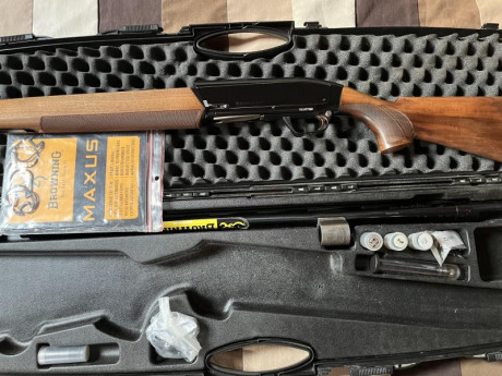 Escopeta semiautomática browning maxus  prácticamente sin usar. características: -calibre: 12 -recámara: 00