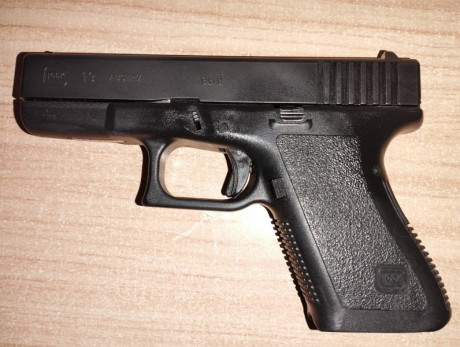 Poco uso.
Un cargador.
Elementos de disparos afinados. 
Botón de expulsión de cargador sobredimensionado. 02