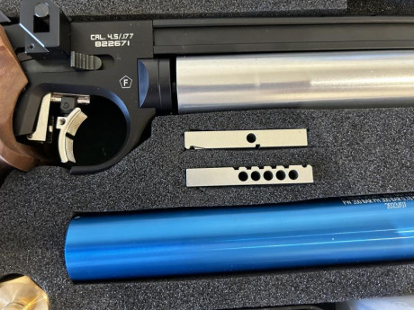 Steyr LP 50

Dos botellas, cargador de 1 disparo y un segundo punto de mira de 3mm.

Comprada en Septiembre 00