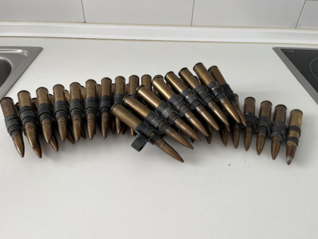 Buenas, vendo cinta de munición con 42 cartuchos inertes calibre 50 o 12,7x99. Muy difícil de conseguir. 01
