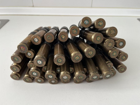 Buenas, vendo cinta de munición con 42 cartuchos inertes calibre 50 o 12,7x99. Muy difícil de conseguir. 00
