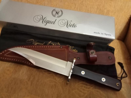 Buenas.
Vendo este Bowie clásico de Nieto.
Es el Caza Mayor 11043, cachas de granadillo con pasadores 01
