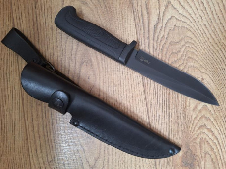 Hola a todos,

SE VENDE:

Cuchillo ruso *Kizlyar* modelo Amur con hoja de acero inoxidable 65x13. Empuñadura 00